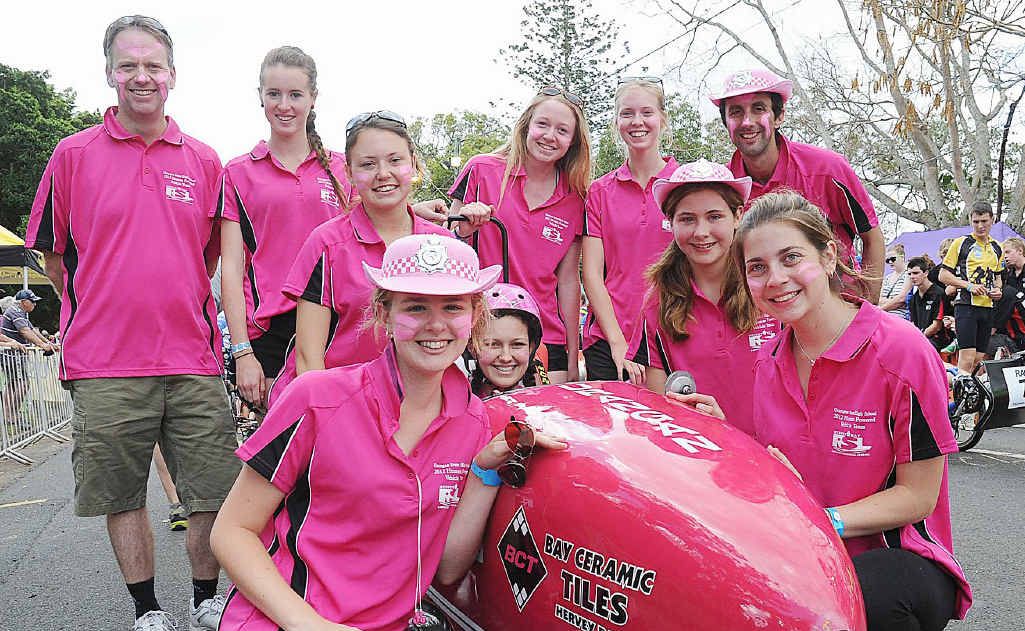 A Urangan team prepare their vehicle ahead of the first lap. A Urangan team prepare their vehicle ahead of the first lap.